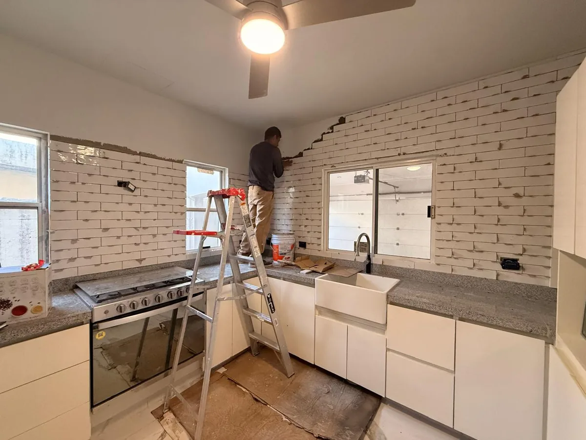 Cocina remodelada con azulejo subway blanco y gabinetes modernos — Level Up Construcción Monterrey — foto 1