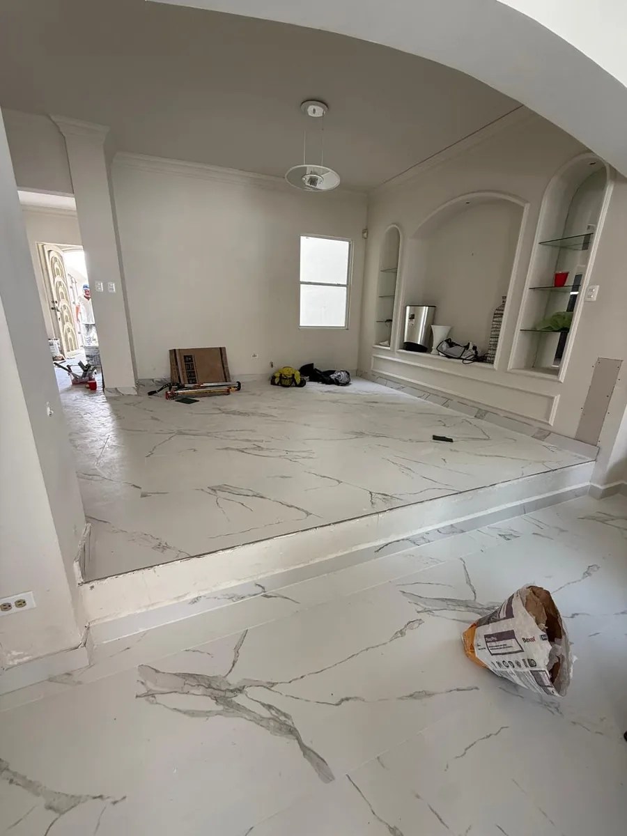 Instalación de pisos porcelanato Calacatta en sala — Level Up Construcción Monterrey — foto 1