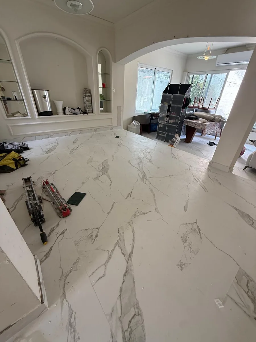 Instalación de pisos porcelanato Calacatta en sala — Level Up Construcción Monterrey