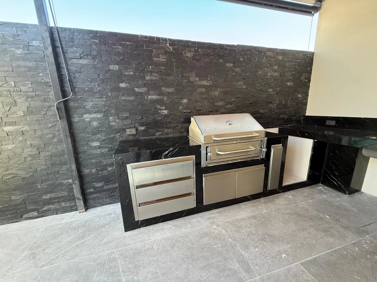 Barra de asador exterior con mármol negro y parrilla de acero inoxidable — San Pedro GG — foto 1