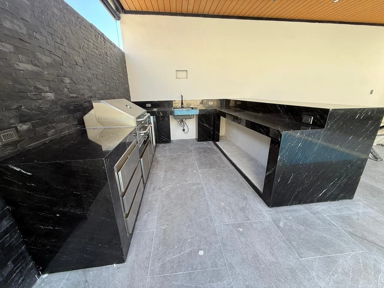 Barra de asador exterior con mármol negro y parrilla de acero inoxidable — San Pedro GG