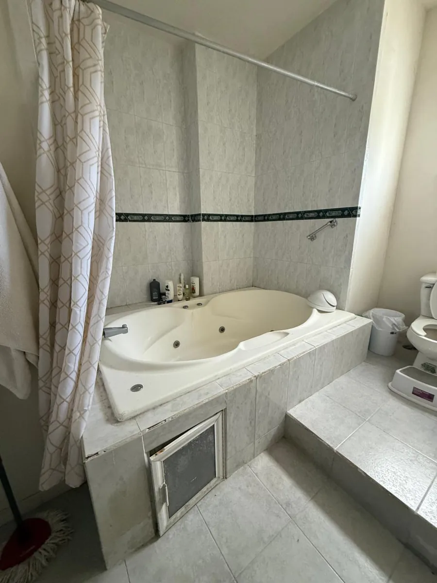 Baño premium remodelado con tina freestanding y doble lavabo de mármol — Level Up Construcción San Pedro — foto 2
