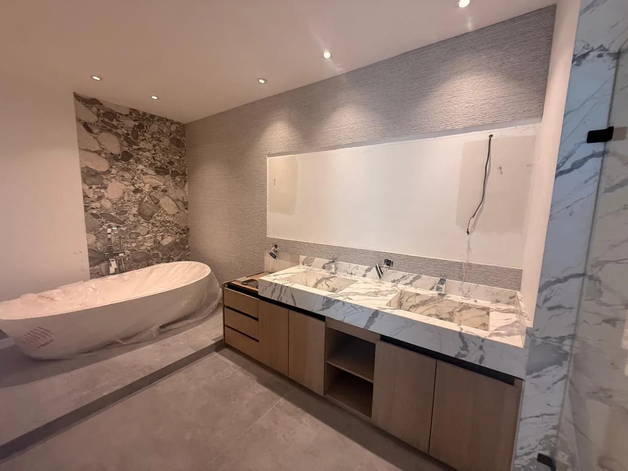 Baño premium remodelado con tina freestanding y doble lavabo de mármol — Level Up Construcción San Pedro — foto 1