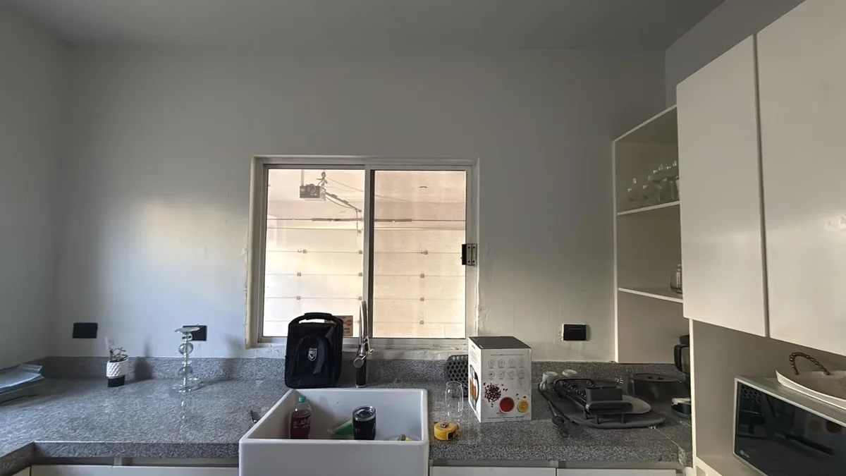 Cocina remodelada con azulejo subway blanco y gabinetes modernos — Level Up Construcción Monterrey — foto 2