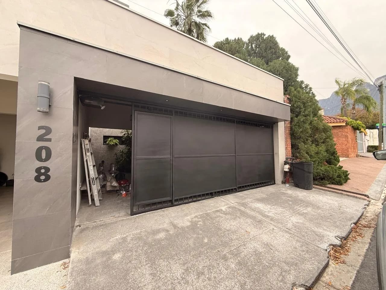 Fachada exterior remodelada con acabados premium — Level Up Construcción San Pedro