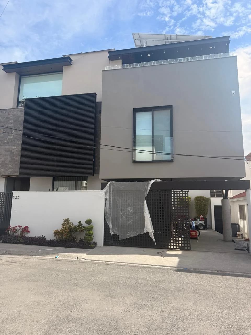 Fachada residencial con lambrin WPC horizontal negro — San Pedro GG Monterrey