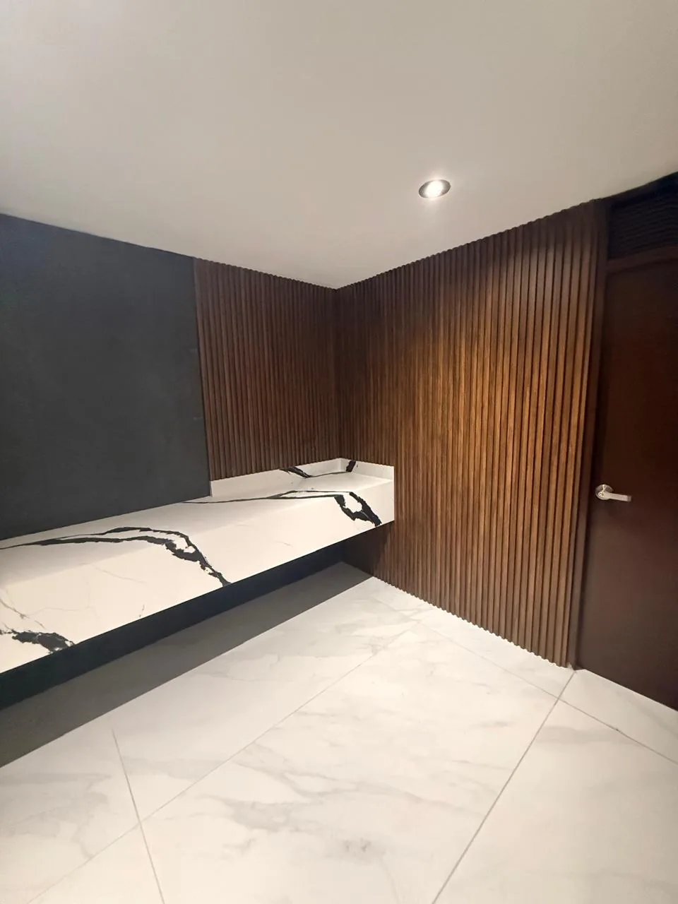 Fachada residencial con lambrin WPC horizontal negro — San Pedro GG Monterrey — foto 1
