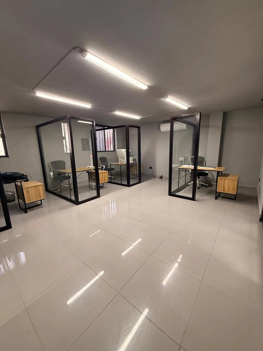 Espacio remodelado integralmente — oficina con mamparas y pisos de cerámica premium